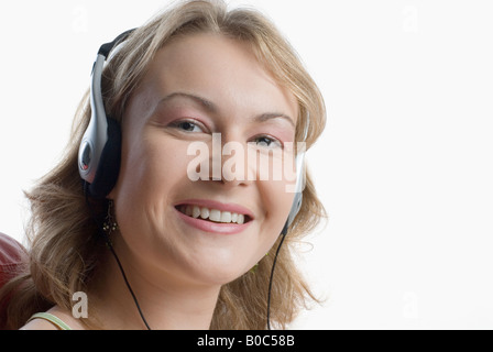 Portrait of a young woman wearing headphones and smiling Banque D'Images
