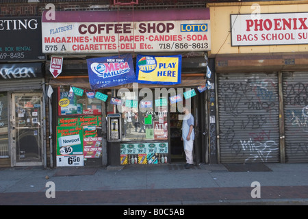 Magasin de quartier type bodega à Brooklyn New York avec de nombreuses annonces de cigarettes plaqué sur l'avant Banque D'Images