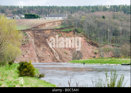 Grand glissement de terrain en avril 2008 sur l'est de la rivière Spey à Ordiquish près de Fochabers dans Moray, Ecosse, Royaume-Uni Banque D'Images
