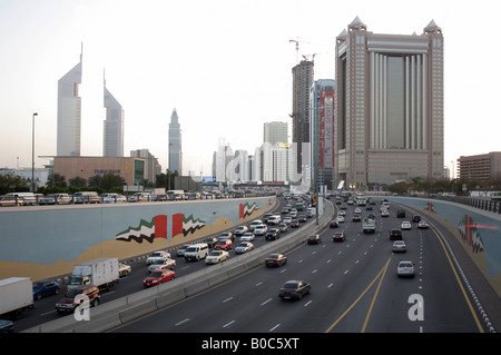 L'heure de pointe sur la route Sheikh Zayed dans la soirée, Dubaï, Émirats Arabes Unis Banque D'Images