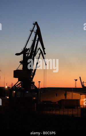 Les grues du port de rechargement dans la soirée, Wismar, Allemagne Banque D'Images