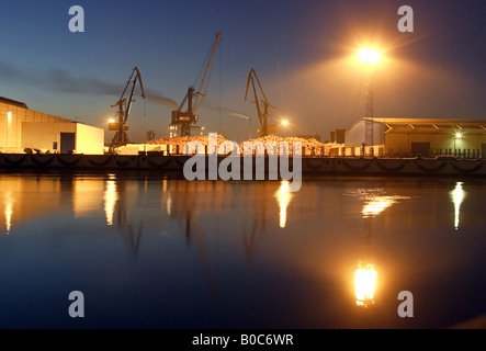 Marchand dans un port dans la soirée, Wismar, Allemagne Banque D'Images