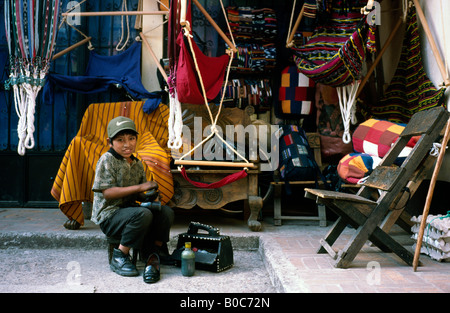 Jan 31, 2002 - à l'extérieur d'un garçon cireur boutique hamac dans la ville guatémaltèque de Chichicastenango. Banque D'Images