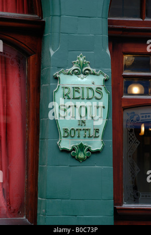 Reid's Stout dans une bouteille affiche à l'extérieur de la Couronne et l'Ancre pub dans Neal Street Covent Garden London England Banque D'Images