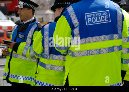 Close up of London Metropolitan Police en jaune vif et bleu jackets Banque D'Images