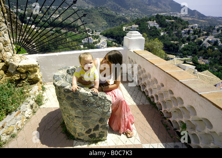 La mère et l'enfant en se rendant sur Mijas Pueblo, Costa del Sol, Andalousie, Espagne Banque D'Images