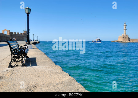 Une belle vue sur le port vénitien et phare de la vieille ville de La Canée, Crète, Grèce, Europe. Banque D'Images