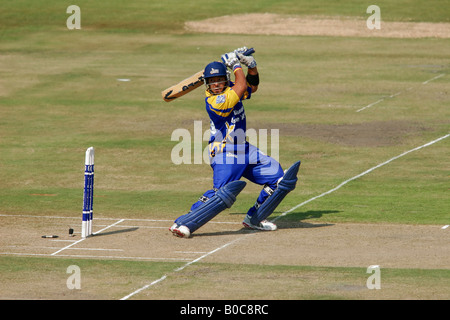 Batteur frapper la balle lors d'un match de cricket d'une journée entre le cap de l'État libre cobras et les aigles, Bloemfontein Afrique du Sud Banque D'Images