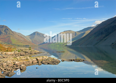 As été l'eau avec le fond de classique Yewbarrow, Grand Gable et Scafell Pike, Lake District Banque D'Images