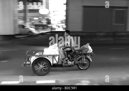 Fumeurs biker riding down,Sukhumvit Road Bangkok Banque D'Images