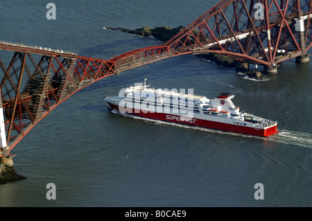 Superfast Ferry passant le Forth Bridges Banque D'Images