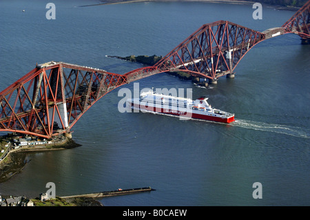 Superfast Ferry passant le Forth Bridges Banque D'Images