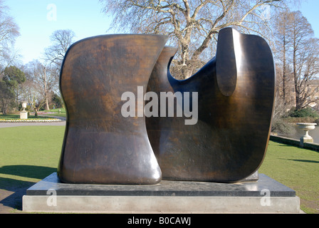 Sculpture de Henry Moore, deux pièces, à l'affiche à Kew Gardens Banque D'Images