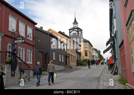 Rue principale et l'église de Røros dans le centre-ville de Røros, Sør-Trøndelag, Norvège Banque D'Images