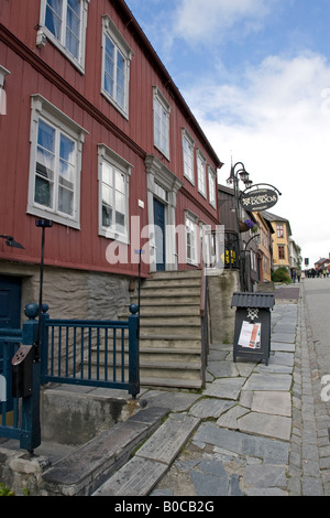 Rue principale dans le centre-ville de Røros, Sør-Trøndelag, Norvège Banque D'Images