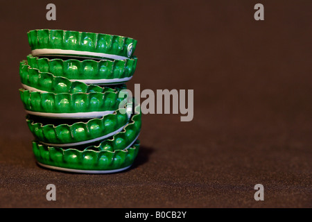 Pile de green bottle tops close up Banque D'Images