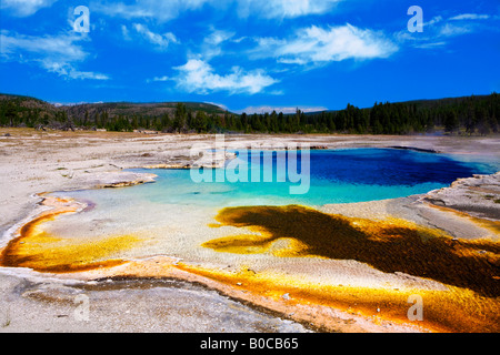 Droit à la recherche sur la piscine Saphir dans la région de geyser Basin Biscuit Yellostone National Park Banque D'Images