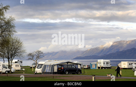 Tôt le matin, les campeurs SUR LE SITE CAMPING BUNREE sur les rives du Loch Linnhe en Ecosse, Royaume-Uni. Banque D'Images