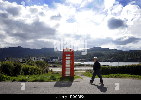 Une BOÎTE DE TÉLÉPHONE ROUGE BRITANNIQUE TRADITIONNEL SITUÉ DANS LE VILLAGE ÉCOSSAIS DE PLOCKTON. UK Banque D'Images