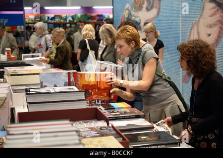 Les visiteurs au Salon du livre de Francfort, Allemagne Banque D'Images