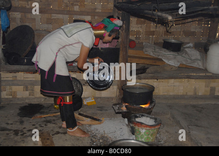 Baidjan karen lady est la cuisine dans sa maison , Mae Hong Son , Thaïlande Banque D'Images