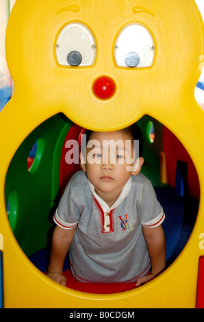 Un garçon chinois en maternelle. Banque D'Images