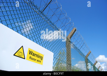 Razor wire fence, Gosport, Hampshire, Angleterre, Royaume-Uni Banque D'Images