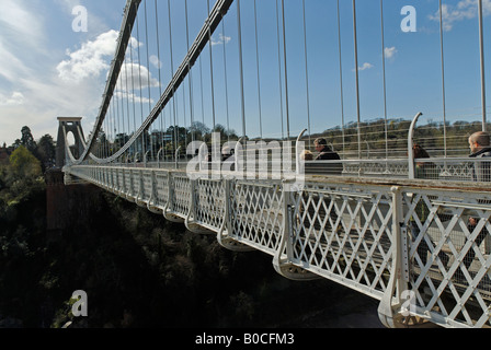 Les personnes qui traversent le pont suspendu de Clifton à pied Banque D'Images