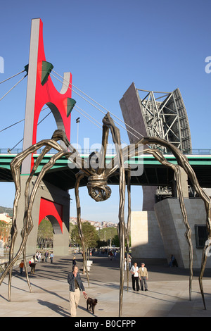 Elizabeth Spider Bourgeois sculpture au Musée Guggenheim et le pont Puente de salve, Bilbao, Pays Basque, Pays Basque, Espagne Banque D'Images