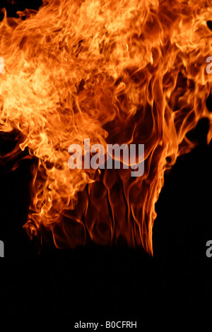 Feu, flammes orange lumineuses contre [fond noir], [Fermer] Banque D'Images