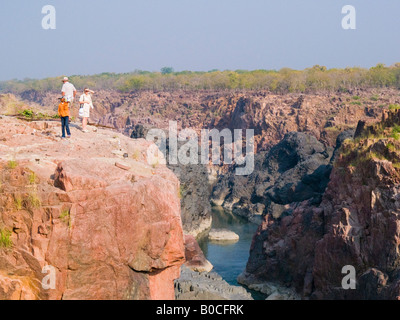 Ken River gorge en granit Ken Gharial sanctuaire avec groupe de touristes sur le bord sur sentier nature réserve naturelle en Inde Banque D'Images