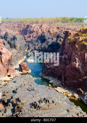 Le Madhya Pradesh Inde Asie Ken River gorge en granit Ken Gharial sanctuaire sur le sentier nature en réserve naturelle Banque D'Images