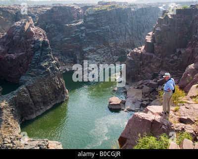 Ken River gorge en granit Ken Gharial sanctuaire avec les touristes à la recherche sur le bord sur sentier nature réserve naturelle en Inde Banque D'Images