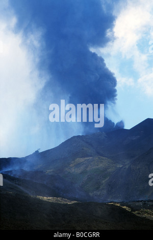 La fumée et les cendres verser dans le ciel comme l'etna en éruption Banque D'Images
