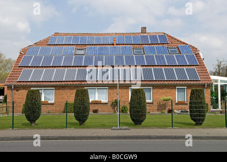 Des panneaux solaires sur le toit de maison à Oldenbourg, Basse-Saxe, Allemagne. Banque D'Images