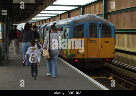 Island Line Railway Train à Ryde Pier Head Gare Ile de Wight Angleterre UK Les passagers d Banque D'Images