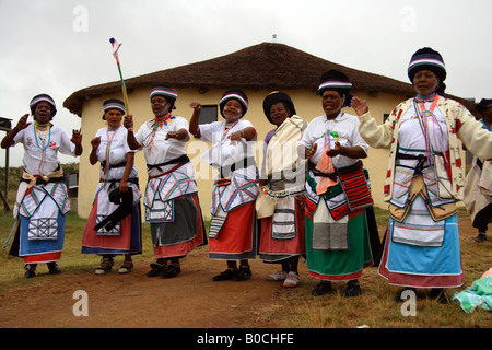 Un groupe de chants et danses des femmes Xhosa, vêtu de vêtements traditionnels dans l'Est du Cap, en Afrique du Sud Banque D'Images