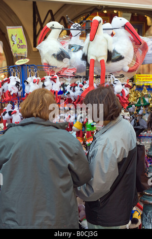 2 FEMMES SHOPPING POUR LES CIGOGNES EN PELUCHE STRASBOURG ALSACE FRANCE Banque D'Images