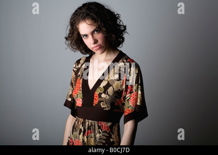 Jeune femme debout Banque D'Images