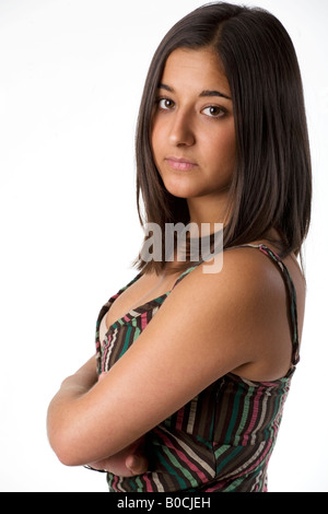 Jeune femme aux bras croisés Banque D'Images
