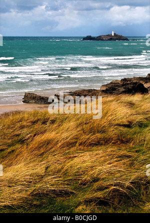 Marée montante à Hayle avec Godrevey Lighthouse dans la distance de Cornwall. Banque D'Images