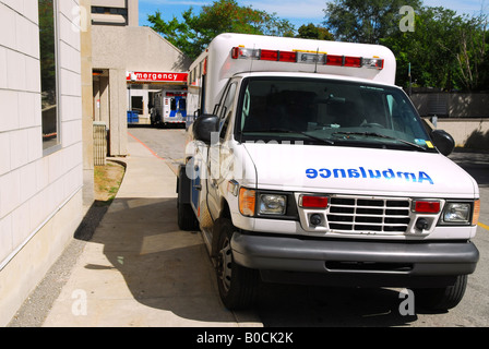 Ambulance en face de l'entrée d'urgence d'un hôpital Banque D'Images
