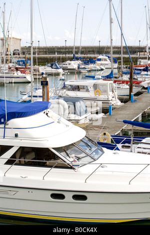 Bateaux amarrés au port de plaisance de Ramsgate Kent UK Banque D'Images