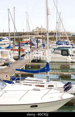 Bateaux amarrés au port de plaisance de Ramsgate Kent UK Banque D'Images