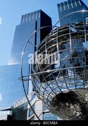 Deutsche Bank Centre à New York et globe sculpture devant le Trump International Hotel and Tower sur Columbus Circle, à l'ouest de Manhattan Banque D'Images