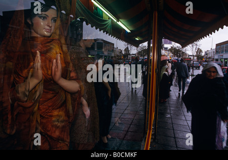 Passer une British-Asians ladies' sari boutique de mode fenêtre avec des mannequins sur Southall Broadway West London Banque D'Images