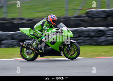 Scott Smart Équitation une Kawasaki moto dans le British Superbike Championship at Oulton Park Cheshire England Royaume-Uni Banque D'Images