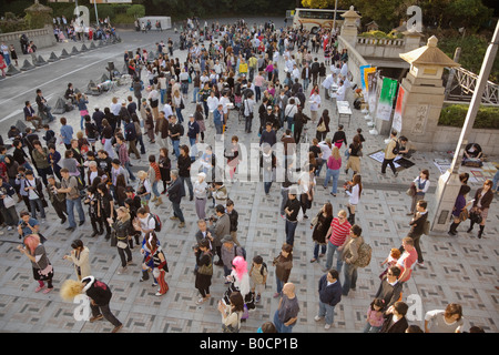 Les foules se rassemblent à l'entrée de Parc Yoyogi à Harajuku le dimanche après-midi, Tokyo, Japon Banque D'Images