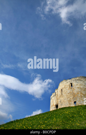 Clifford's Tower en hiver, York, North Yorkshire, Royaume-Uni. Banque D'Images