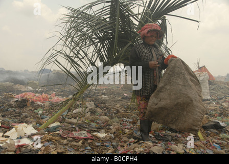 Sélecteur d'ordures dans des site , steung Mean Chey ,Smokey Mountain, Phnom Penh, Cambodge Banque D'Images